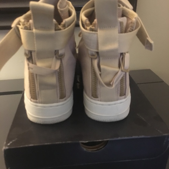 Air Force 1 mushroom - Picture 2 of 3